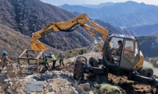 電動絞盤參與高山滑雪中心賽道護欄安裝工作